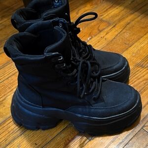 Zara black plataform boots  size 6
